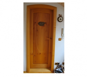 Zimmertüre in Erlenholz mit ovalem Relief und Achatscheibe