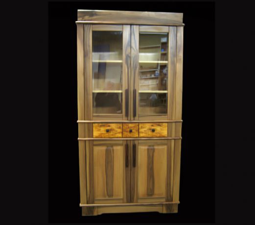 Nussbaum Vitrinen-Schrank mit Eibenholz Schubladen