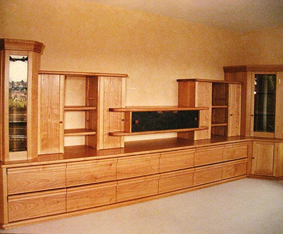 Wohnwand aus Kirschbaum-Massivholz - Handwerklich gefertigt Möbelbau Schreinermeister Charly Walter