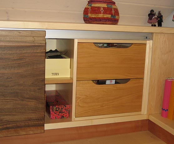 Einbauschrank aus Massivholz verschiedene Edelhölzer unter der Dachschräge von Möbelbau Schreinerei Holzwerkstatt Walter Villingen-Schwenningen