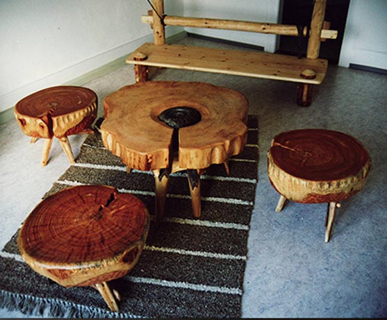 Avangard Möbel in Lerchenholz Tisch mit drei Hockern Design von Schreinermeister Charly Walter Villingen