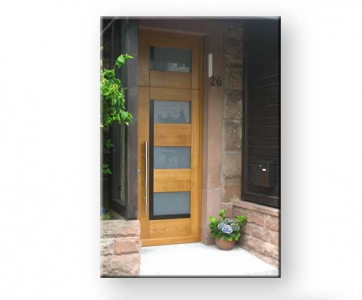 Haustüre mit Oberlicht in Eichenholz mit Stahlgriff und satiniertem Glas aus einer anderen Perspektive nach Umbau