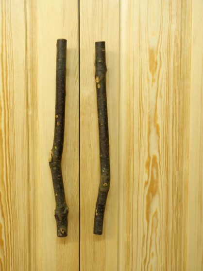 Astholzgriffe auf Kiefernholztüren montiert