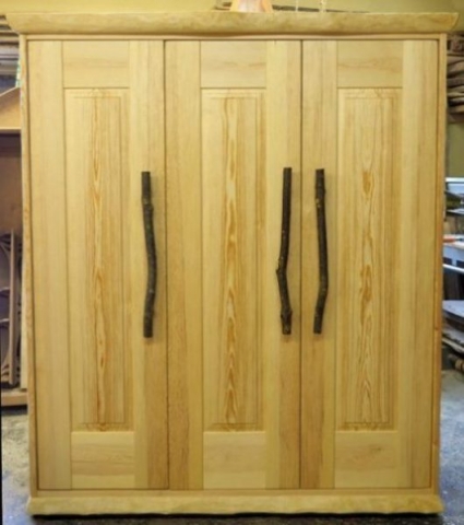 Kleiderschrank aus Kiefernholz mit Astholzgriffen aus Kornelkirsche Oberfläche biologisch geölt und gewachst