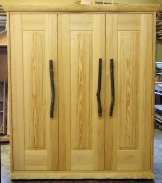 Kleiderschrank aus Kiefernholz mit Astholzgriffen aus Kornelkirsche Oberfläche biologisch geölt und gewachst