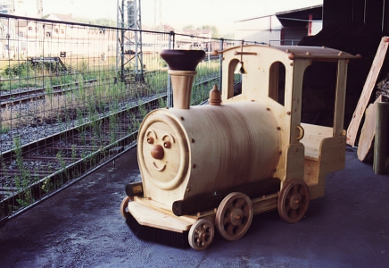 Kinderlokomotive aus Fichtenholz und verschiedene Harthölzer