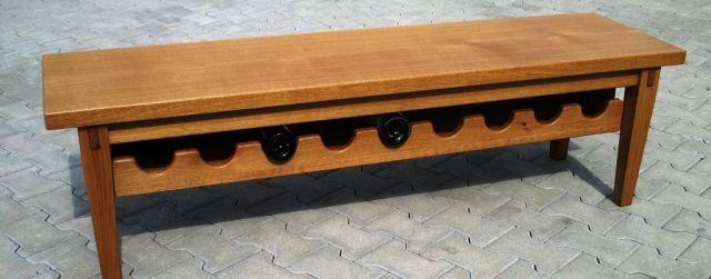 Zweckdesign Sitzmöbel mit Ablage für Weinflaschen aus Eichenholz aus der Holzwerkstatt Walter