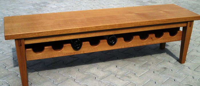 Zur Galerie Möbel und Handwerk Zweckdesign Sitzmöbel mit Ablage für Weinflaschen aus Eichenholz aus der Holzwerkstatt Walter