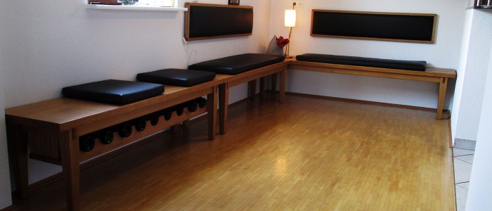 Zur Galerie Möbel und Handwerk Sitzmöbel über Eck mit Rückenlehne, bezogen mit exklusivem Lederpolster