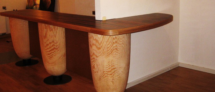 Zur Galerie Möbel und Handwerk Eingepasste Eck-Theke - Kieferholz-Säulen, Ebenholzfurnier, Eisensockel