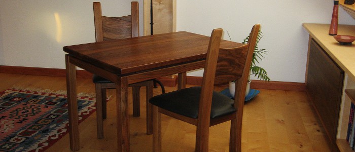 Zur Galerie Möbelstücke Edle Tisch und Stuhlgarnitur aus Nussbaum-Massivholz mit Nappalederbezug Möbelbau Schreinerei Holzwerkstatt Walter