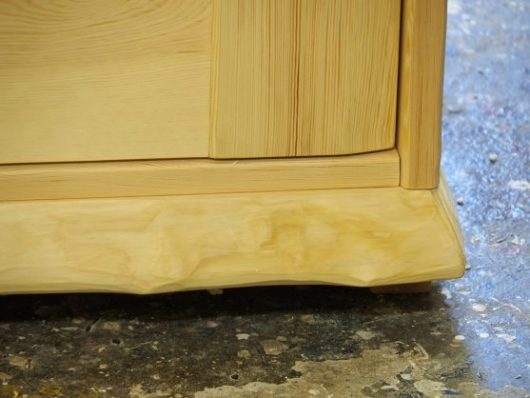 Ecke unten Kiefernholzschrank Naturform erhalten