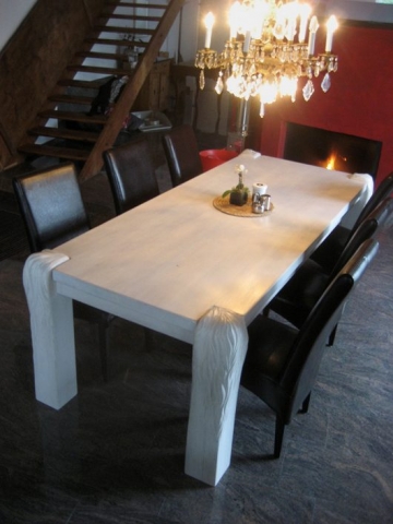 Zimmertisch Eichenholz weiß lasiert Stollenfüße als Relief ausgearbeitet