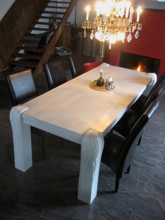 Zimmertisch Eichenholz weiß lasiert Stollenfüße als Relief ausgearbeitet