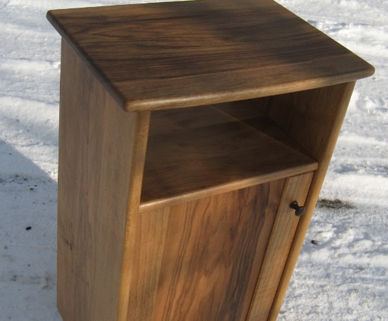 Kleiner Schrank Massivholz Nussbaum Design Möbelbau Schreinerei Holzwerkstatt Walter Villingen