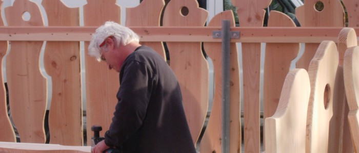 Zur Seite Handwerk Montagearbeit des künstlerisch gestalteten Motivzauns mit Schreinermeister Charly Walter Villingen